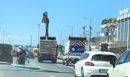 Κηφισός: Φορτηγό «ξήλωσε» πινακίδα σήμανσης, από θαύμα γλίτωσαν αναβάτες μηχανής - Δείτε βίντεο