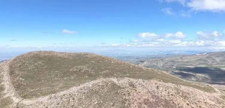 Πλάνα από drone που λήφθηκαν μετά το εποχικό λιώσιμο του χιονιού δείχνουν μια μεγάλη οχυρωμένη έκταση, η οποία καλύπτει περίπου 74.300 τετραγωνικά μέτρα. Πηγή / Φωτογραφία: DHA