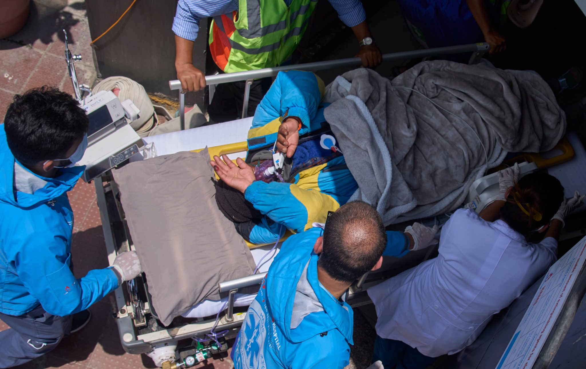CORRECTION Nepal Everest Sherpa Rescued, Σέρπα