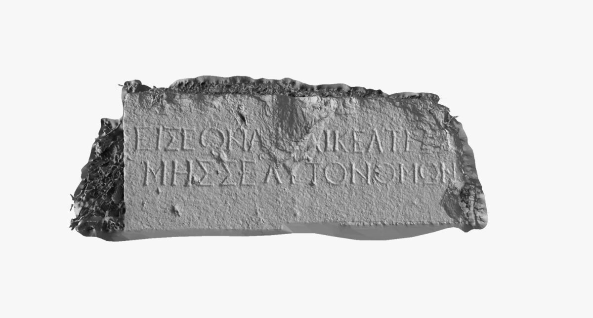 Η επιγραφή, η οποία εντοπίστηκε σε ένα έντονα διαβρωμένο τμήμα κοντά σε μια γκρεμισμένη πύλη, έγινε ευανάγνωστη μέσω ψηφιακής μοντελοποίησης και σύγχρονων μεθόδων τεκμηρίωσης. Πηγή: Πρακτορείο Anadolu