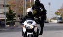 Κορυδαλλός: Εμβόλισε μηχανή της ΔΙ.ΑΣ. και τραυμάτισε αστυνομικό - Ναρκωτικά και σουγιάδες στην κατοχή του 25χρονου