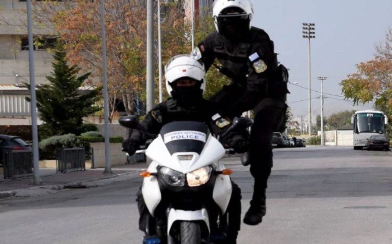 Κορυδαλλός: Εμβόλισε μηχανή της ΔΙ.ΑΣ. και τραυμάτισε αστυνομικό – Ναρκωτικά και σουγιάδες στην κατοχή του 25χρονου