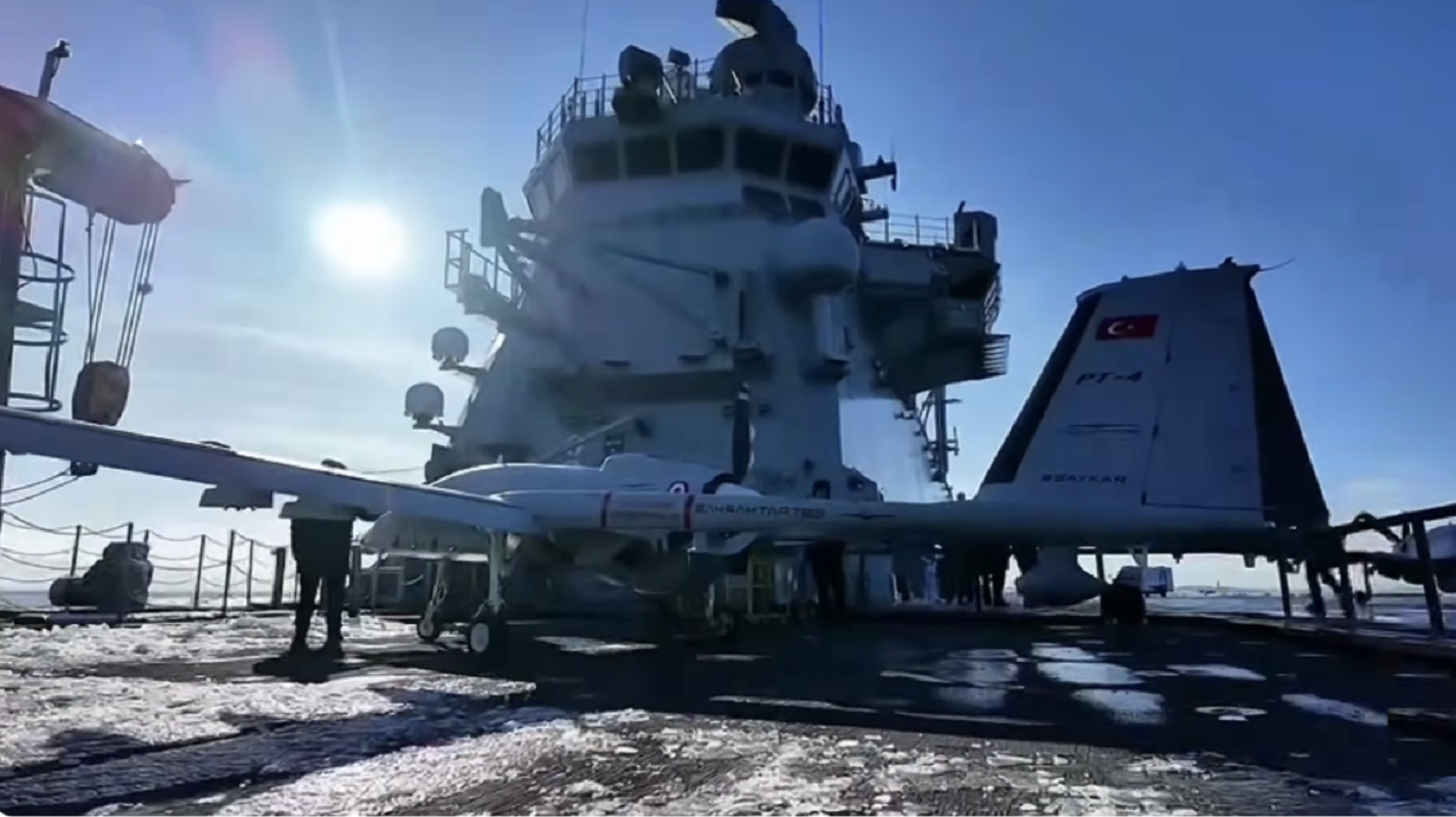 Ιταλικό αεροπλανοφόρο με τουρκικά drones και στο βάθος η Ελλάδα