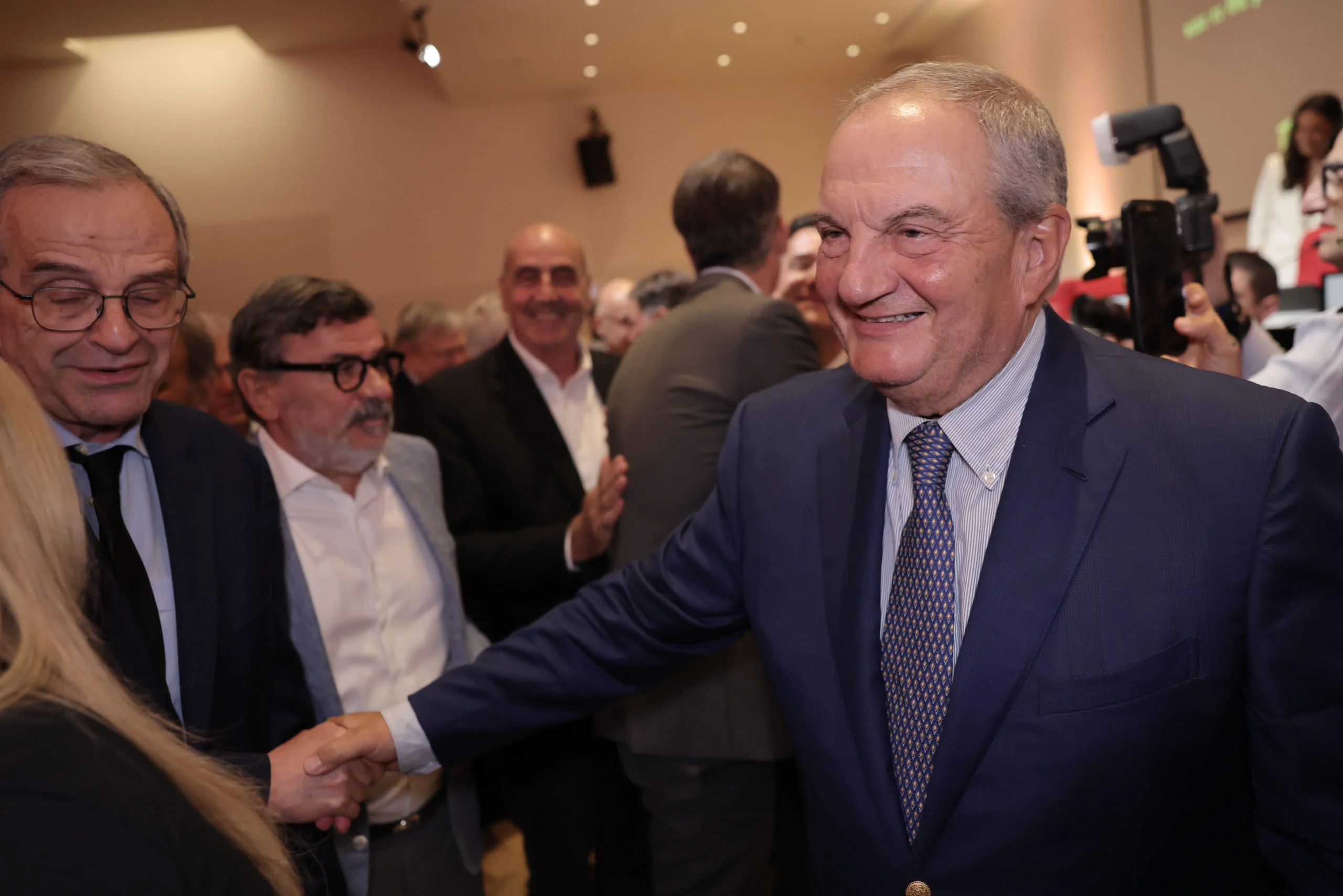 Καραμανλής – Σαμαράς: Η νέα κοινή εμφάνιση στην παρουσίαση βιβλίου του Μιχάλη Σάλλα – Οι παρουσίες, οι απουσίες και τα πηγαδάκια