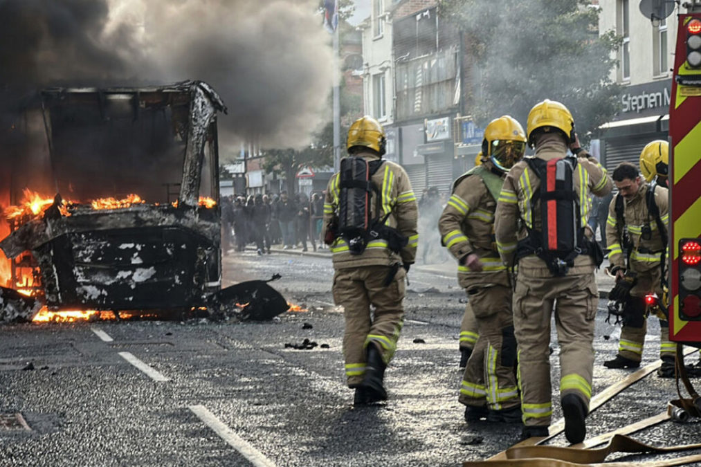 Βόρεια Ιρλανδία: Σκηνές χάους στο Μπέλφαστ μετά την απόπειρα αποκεφαλισμού από Σουδανό μετανάστη – Δείτε βίντεο