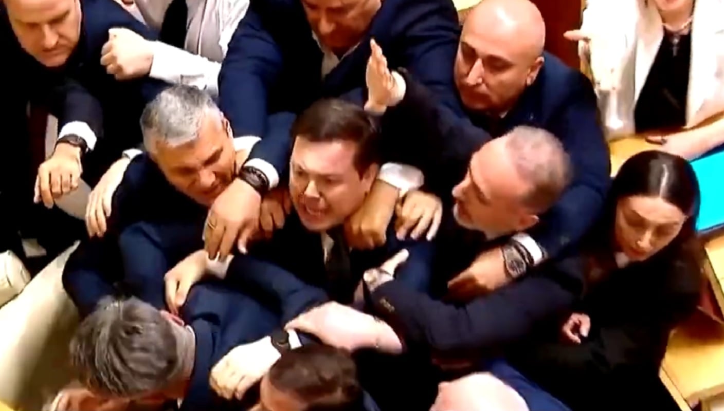 Σε ρινγκ μετατράπηκε η Βουλή στη Γεωργία – Βουλευτές της κυβέρνησης και της αντιπολίτευσης πιάστηκαν στα χέρια – ΒΙΝΤΕΟ
