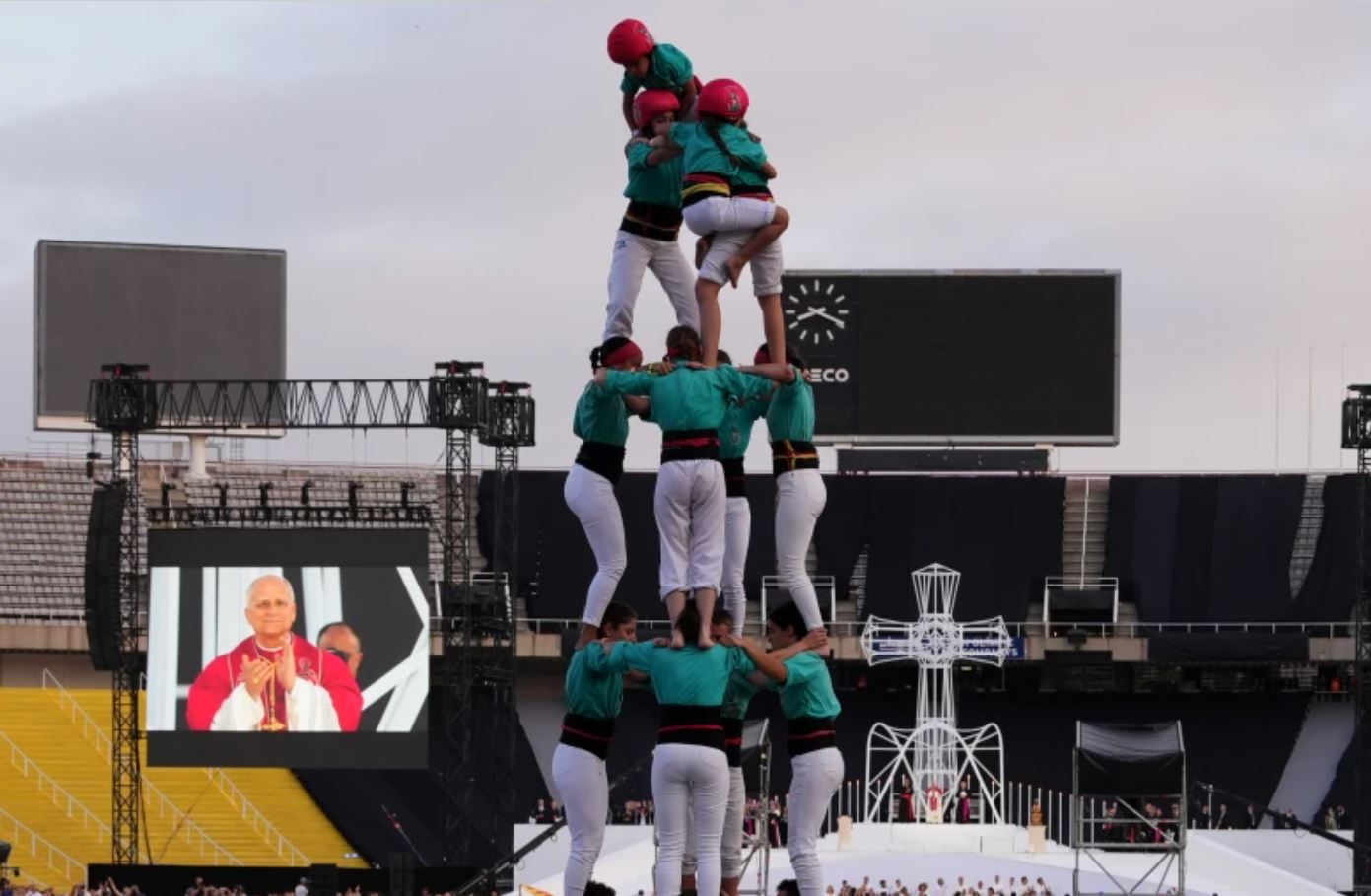 Οι Castellers της Καταλονίας: Εντυπωσιακή υποδοχή του Πάπα μ