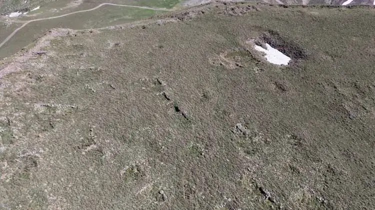 Μέσα στην περιτειχισμένη ζώνη εντοπίζονται ίχνη κτιρίων, δεξαμενές νερού, καθώς και πιθανοί χώροι κατοικιών. Πηγή / Φωτογραφία: DHA 
