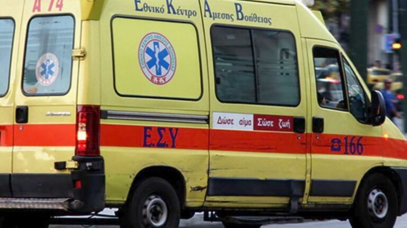Ομόνοια: Η στιγμή που αυτοκίνητο παρασέρνει πεζό – Συγκλονίζει η σύζυγος του τραυματία