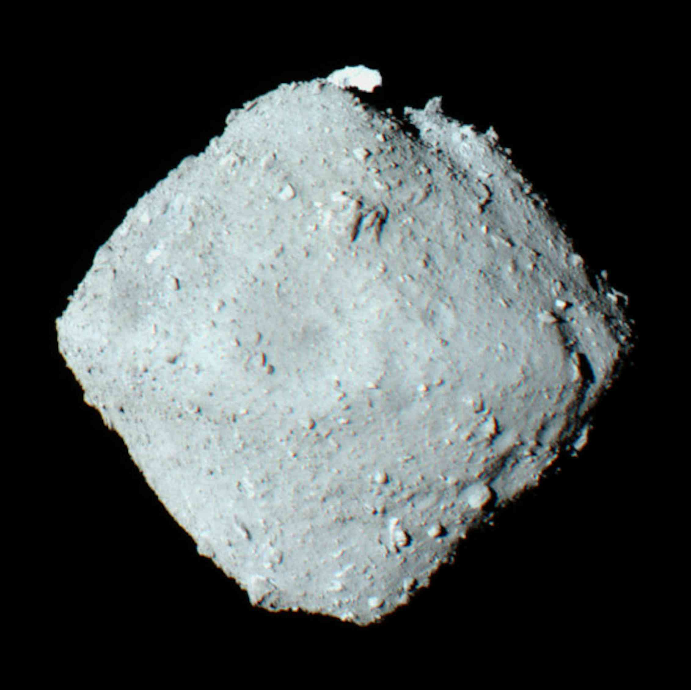 Μια έγχρωμη άποψη του αστεροειδούς 162173 Ryugu, όπως καταγράφηκε από το διαστημικό σκάφος Hayabusa2 της JAXA το 2018. Πηγή: JAXA/Hayabusa2