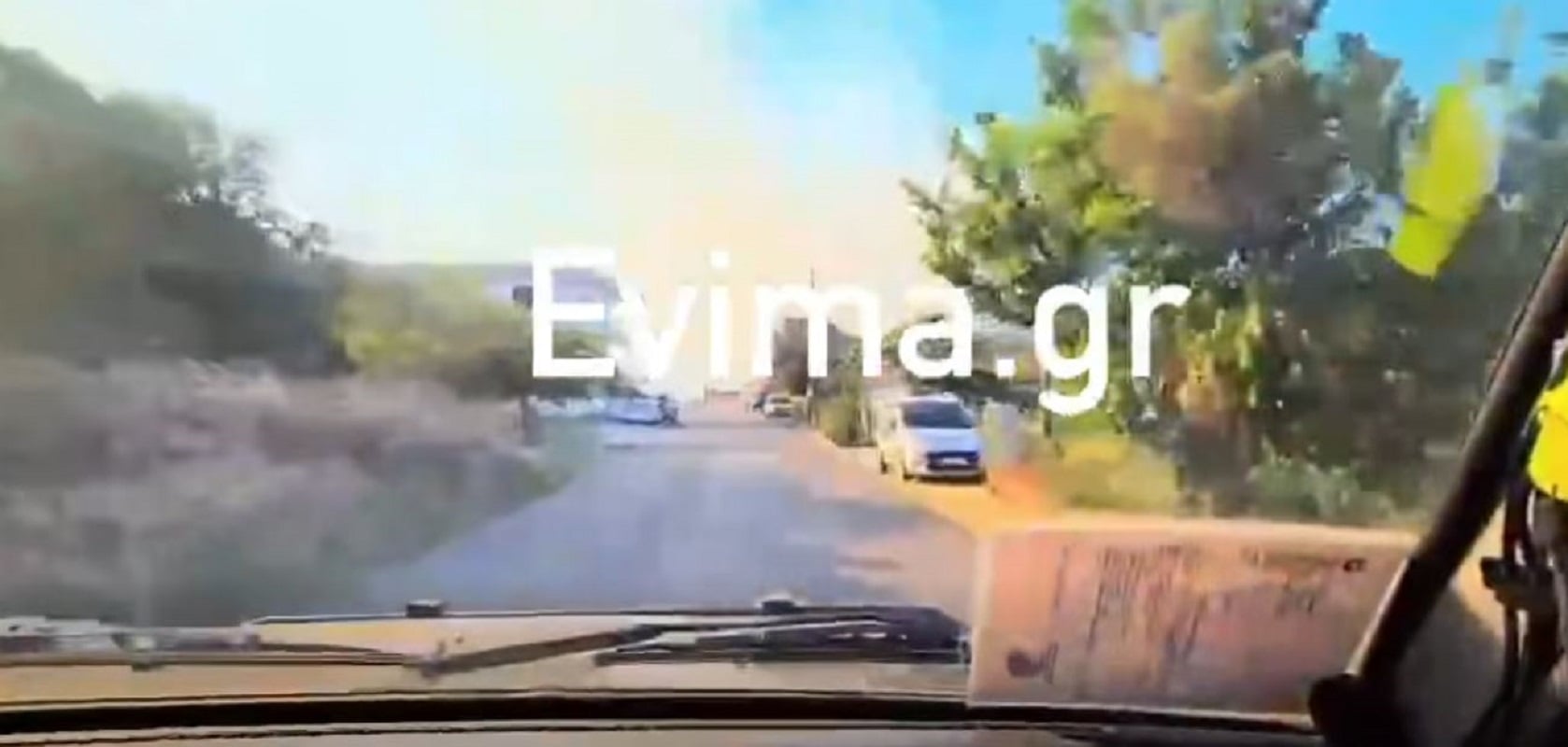 Φωτιά στη Εύβοια: Εθελοντές βοηθούν στην απομάκρυνση των κατοίκων – Δείτε βίντεο