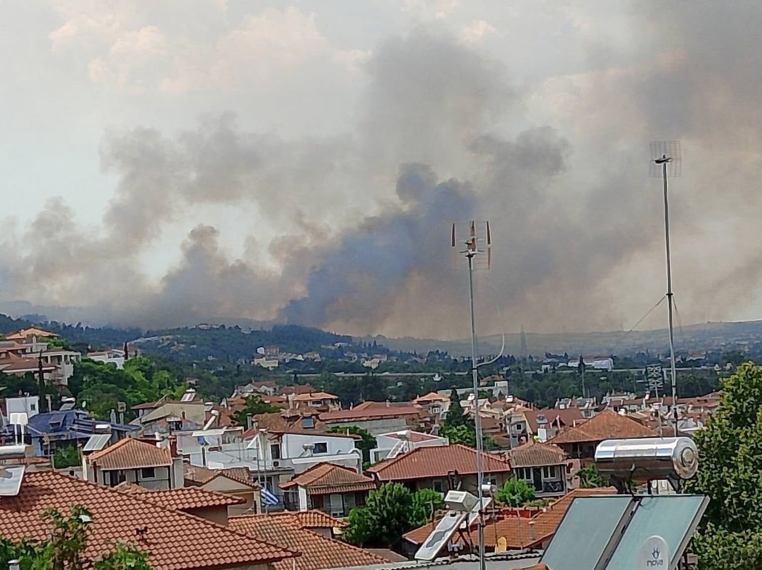 Φωτιά στο Δερβένι: Μήνυμα του 112 για εκκένωση της Λητής – Ενισχύθηκαν οι επίγειες και εναέριες δυνάμεις πυρόσβεσης