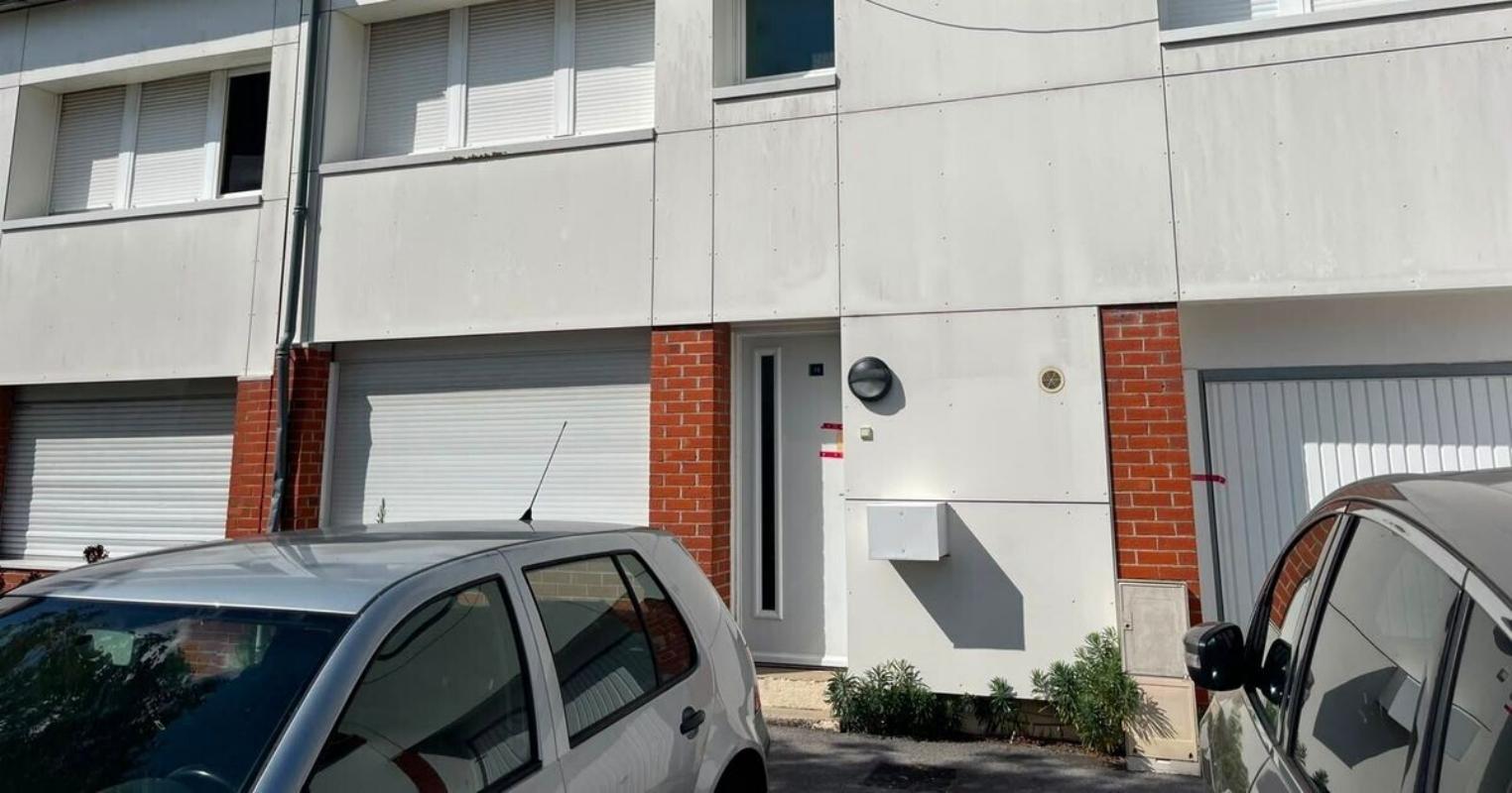 Σοκ στη Γαλλία: Δίδυμα κοριτσάκια 15 μηνών βρέθηκαν νεκρά από αφυδάτωση – Συνελήφθησαν οι γονείς τους