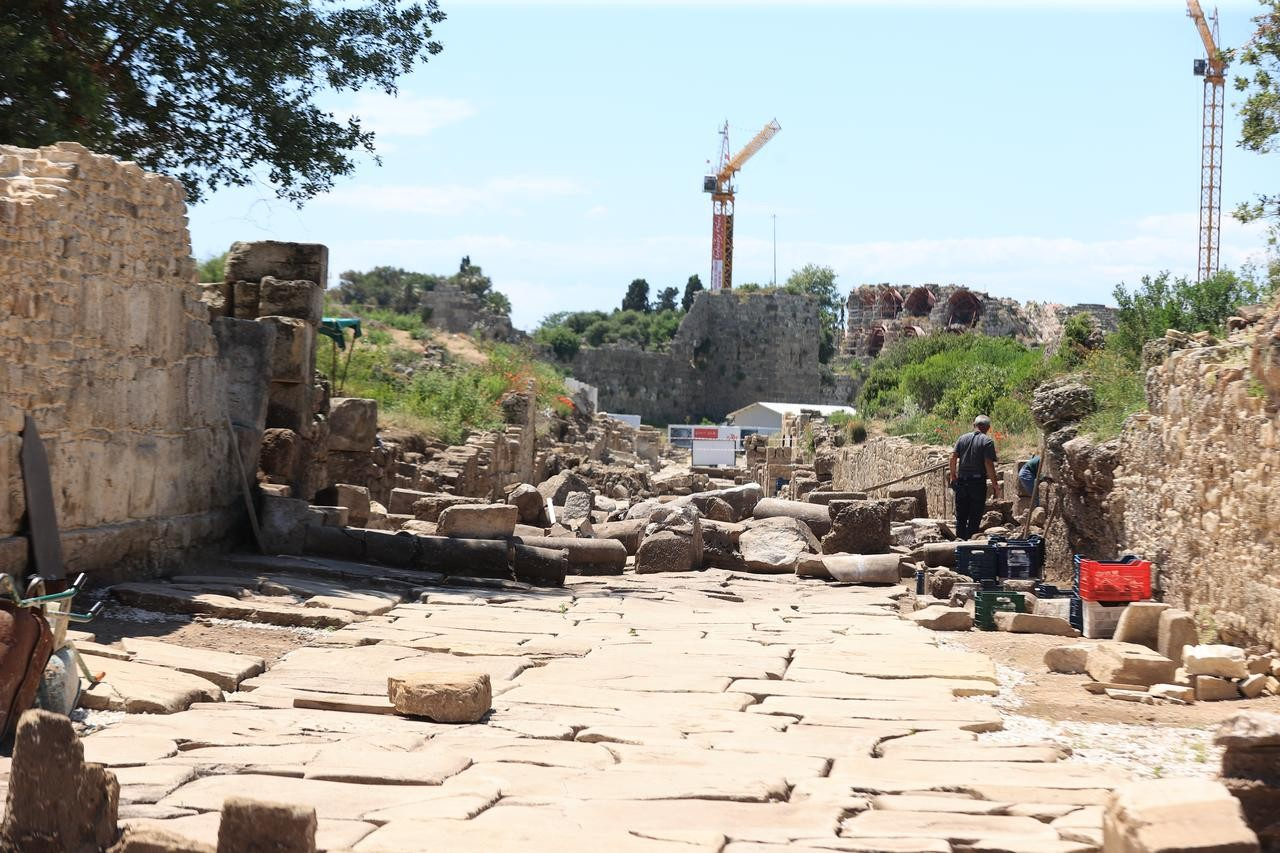 Αρχαίος δρόμος που οδηγεί στη δεύτερη κύρια πύλη της αρχαίας πόλης της Σίδης φαίνεται μετά την αποκάλυψή του στην περιοχή Μαναβγκάτ της Αττάλειας, στην Τουρκία, στις 21 Μαΐου 2026. (Φωτογραφία: Πρακτορείο Anadolu / AA) 