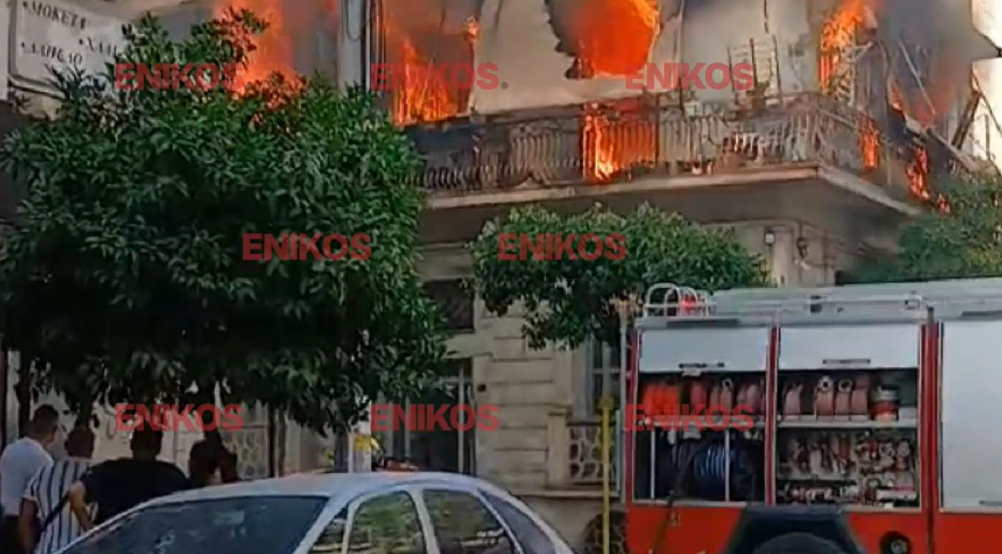 Φωτιά σε διώροφο κτίριο στην Καλλιθέα – Επιχειρούν ισχυρές δυνάμεις, δείτε βίντεο