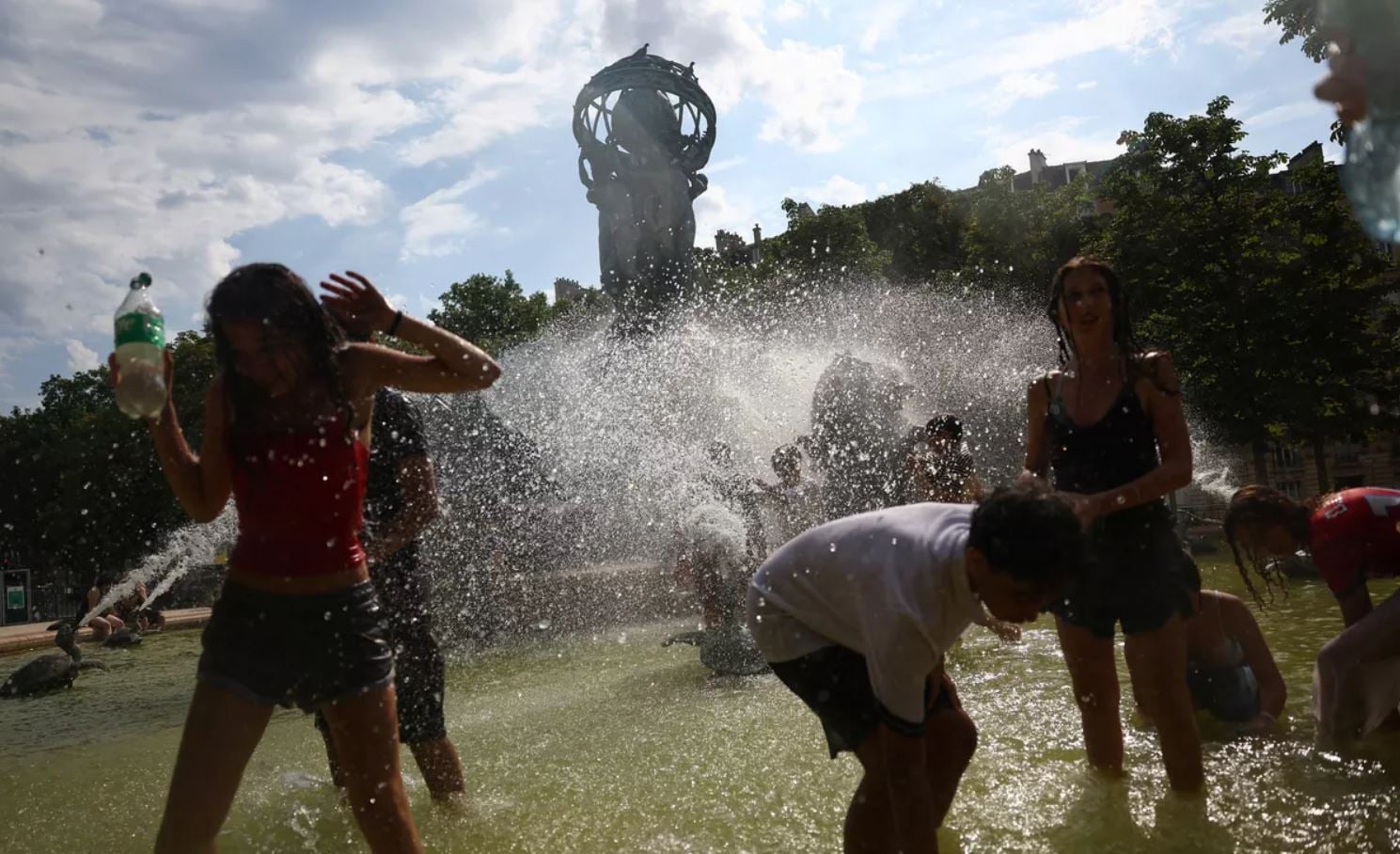 Κύμα καύσωνα στην Ευρώπη: Η Γαλλία βίωσε την πιο ζεστή νύχτα των τελευταίων 7 ετών – 49 νομοί σε κόκκινο συναγερμό