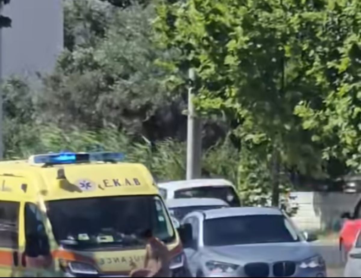 Ρόδος: Άνδρας κυκλοφορούσε γυμνός στο Φαληράκι και ανέβηκε στην οροφή ασθενοφόρου – Δείτε βίντεο