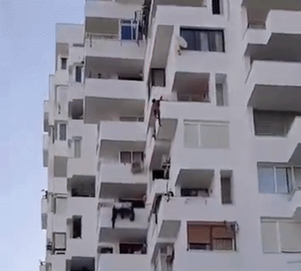 Σοκ στην Ίμπιζα: Γυμνός τουρίστας έπεσε από μπαλκόνι στον 7ο όροφο – ΒΙΝΤΕΟ