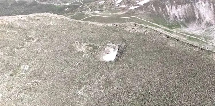 Μέσα στην περιτειχισμένη ζώνη εντοπίζονται ίχνη κτιρίων, δεξαμενές νερού, καθώς και πιθανοί χώροι κατοικιών. Πηγή / Φωτογραφία: DHA 