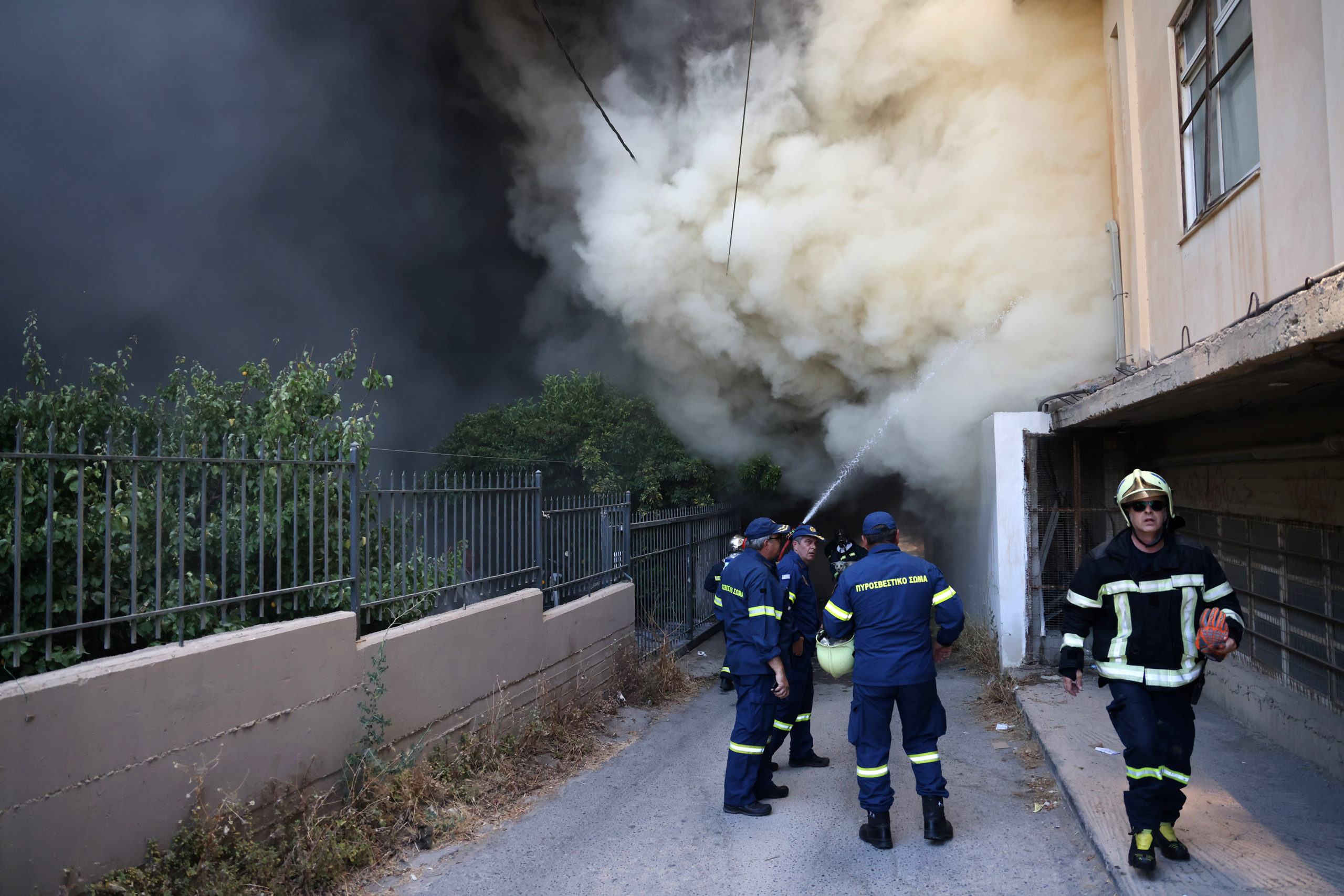 Φωτιά σε εργοστάσιο στο Ηράκλειο: Ενισχύθηκαν οι δυνάμεις της Πυροσβεστικής, επιχειρεί και 1 ελικόπτερο – Δείτε ΦΩΤΟ και ΒΙΝΤΕΟ