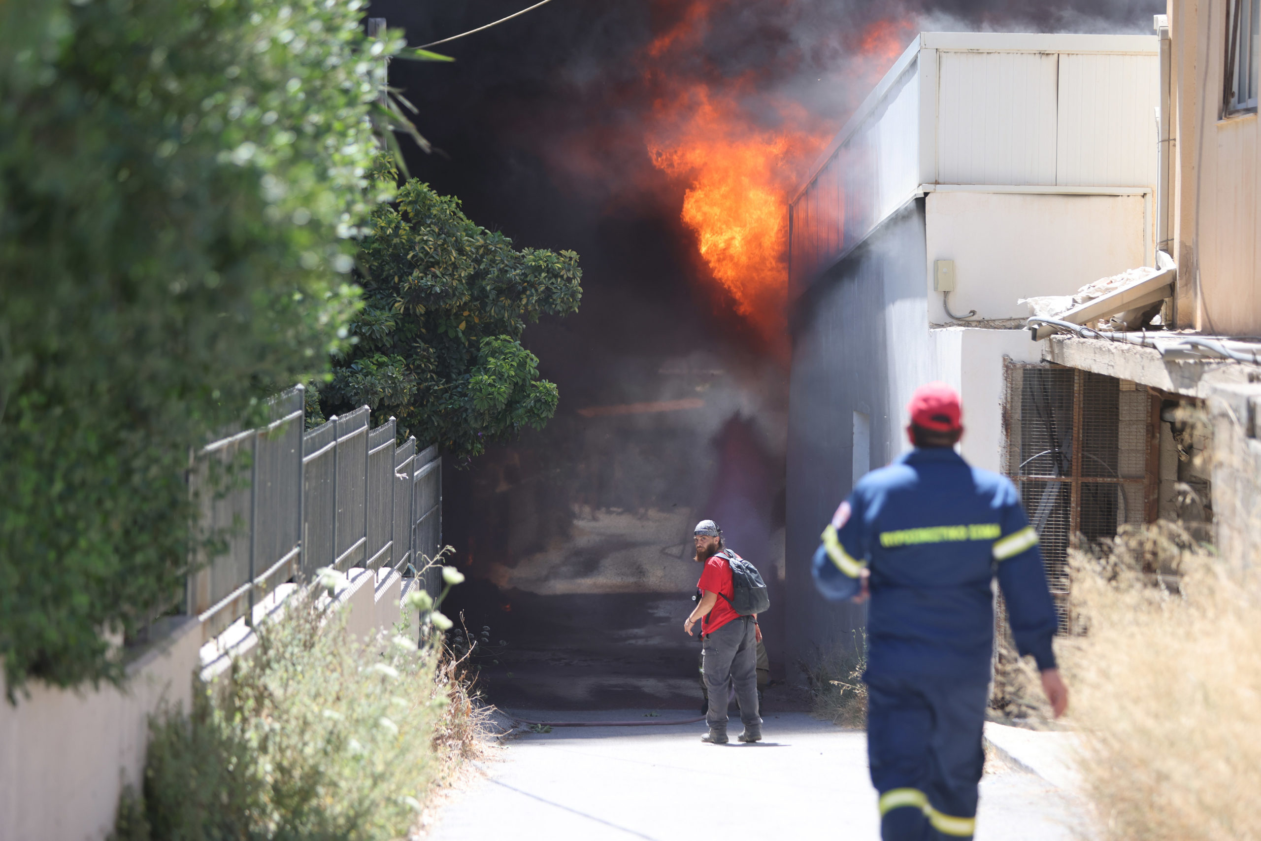 Ηράκλειο: Σε ύφεση η μεγάλη φωτιά στο εργοστάσιο ξυλείας – Σπίτια και επιχειρήσεις παραδόθηκαν στις φλόγες – ΦΩΤΟ και ΒΙΝΤΕΟ