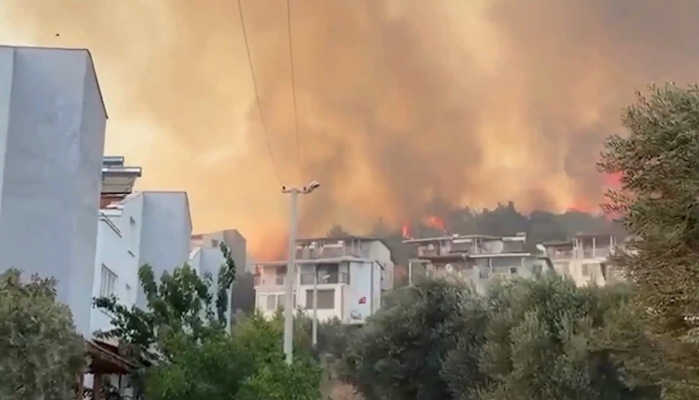 Τουρκία: Μεγάλη φωτιά στη Σμύρνη – Απειλεί κατοικημένες περιοχές – ΒΙΝΤΕΟ