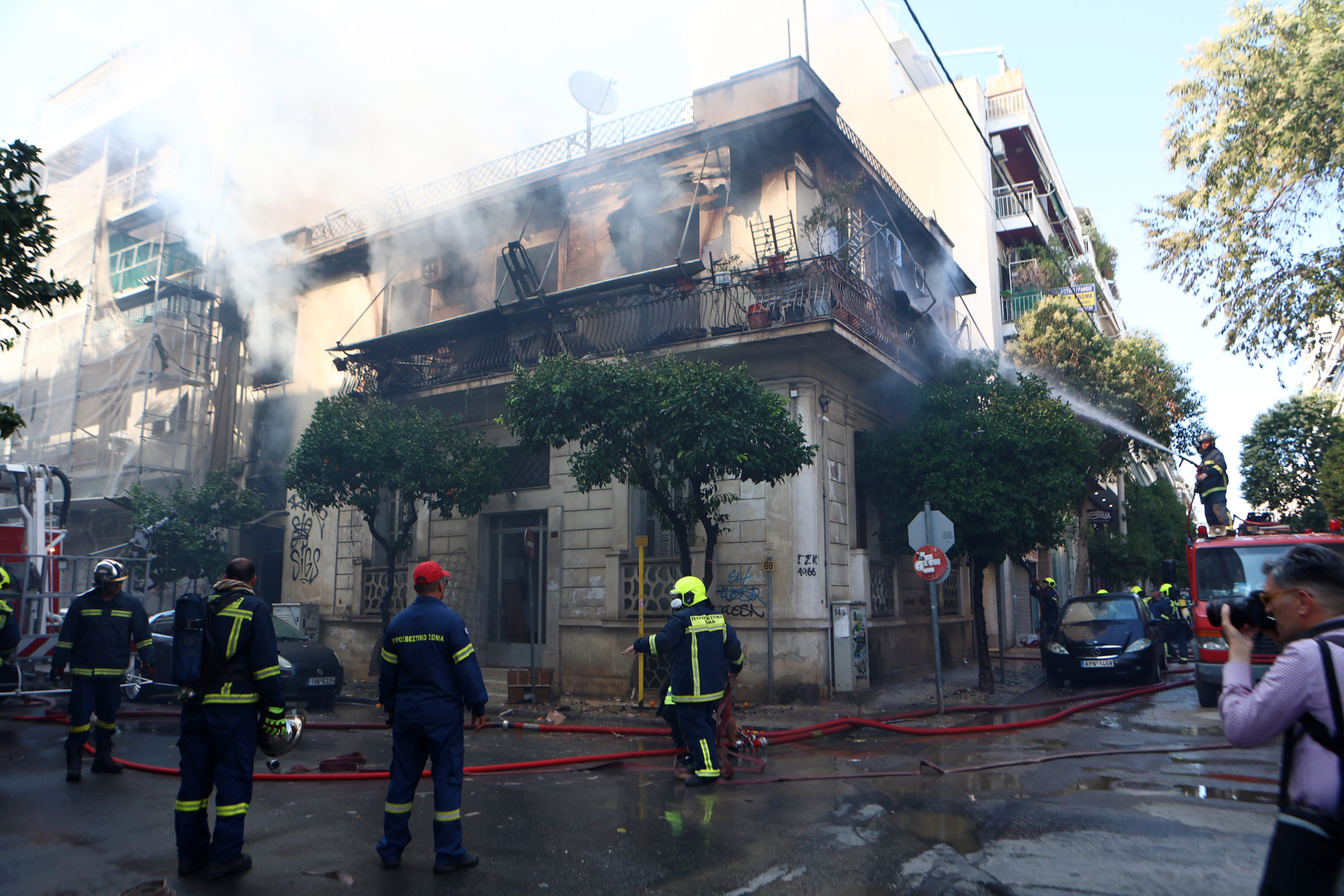 Ντοκουμέντα από τη φωτιά που ξέσπασε στην Καλλιθέα – H στιγμή της πτώσης της 75χρονης από το μπαλκόνι και οι δραματικές περιγραφές