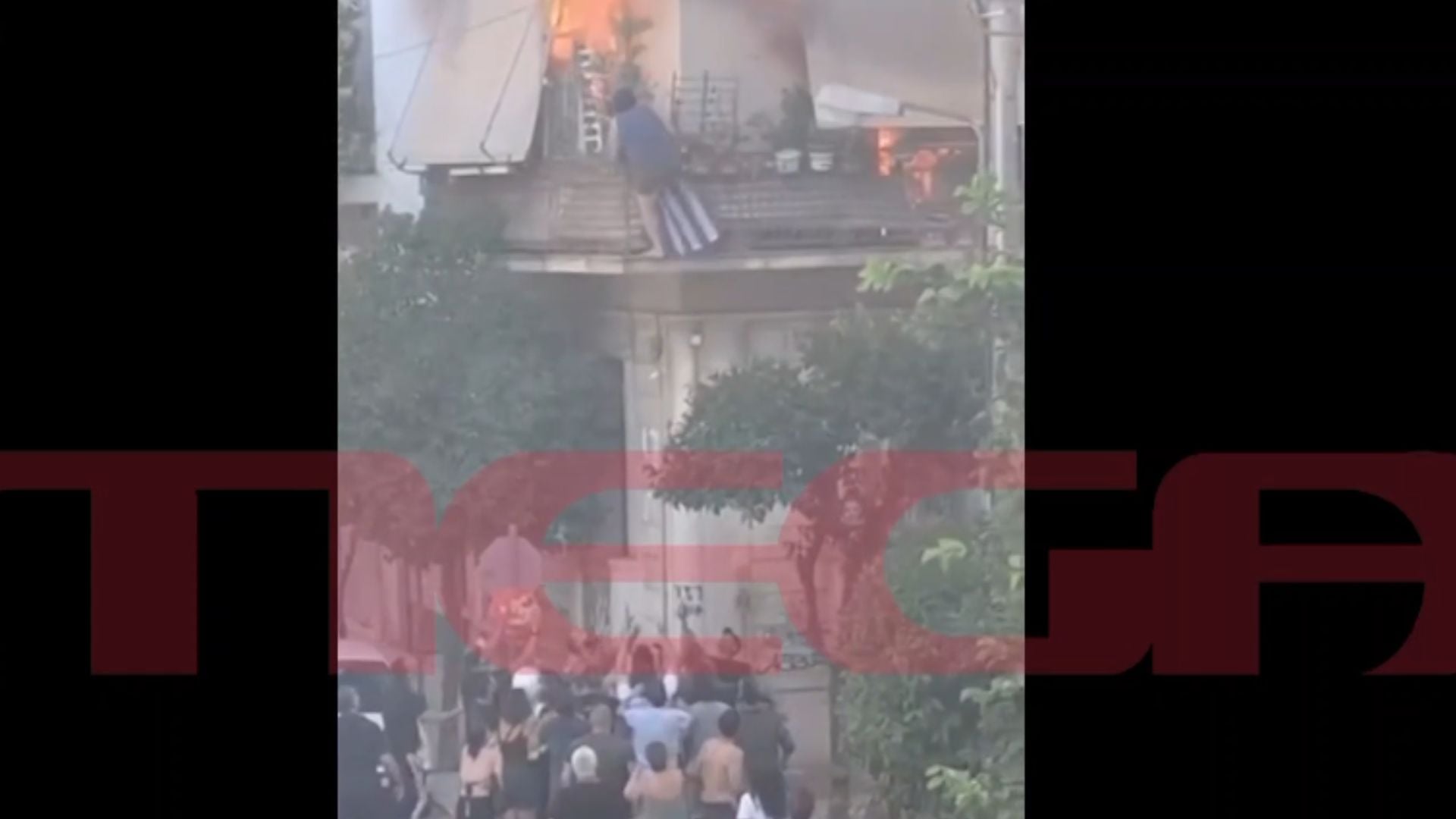 Φωτιά στην Καλλιθέα: Η στιγμή που η 75χρονη πέφτει από το μπαλκόνι και σώζεται από περαστικούς – Συγκλονίζουν οι εικόνες και οι μαρτυρίες