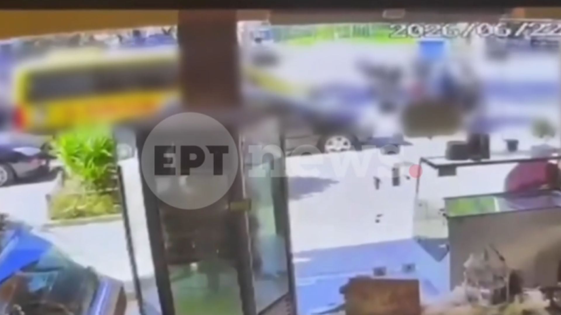 Κερατσίνι: Βίντεο ντοκουμέντο από την επεισοδιακή καταδίωξη μηχανής που κατέληξε σε τροχαίο με σχολικό λεωφορείο