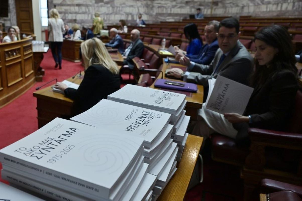 Αντιπαράθεση στη Βουλή για το άρθρο 16 – Στυλιανίδης: «Καλωσορίζουμε το ΠΑΣΟΚ στη θέση μας» – Μάντζος: «Δεν είναι παζάρι»