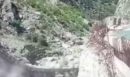 Ινδία: Φορτηγό έπεσε σε ποτάμι έπειτα από κατάρρευση γέφυρας στο Χιματσάλ – ΒΙΝΤΕΟ