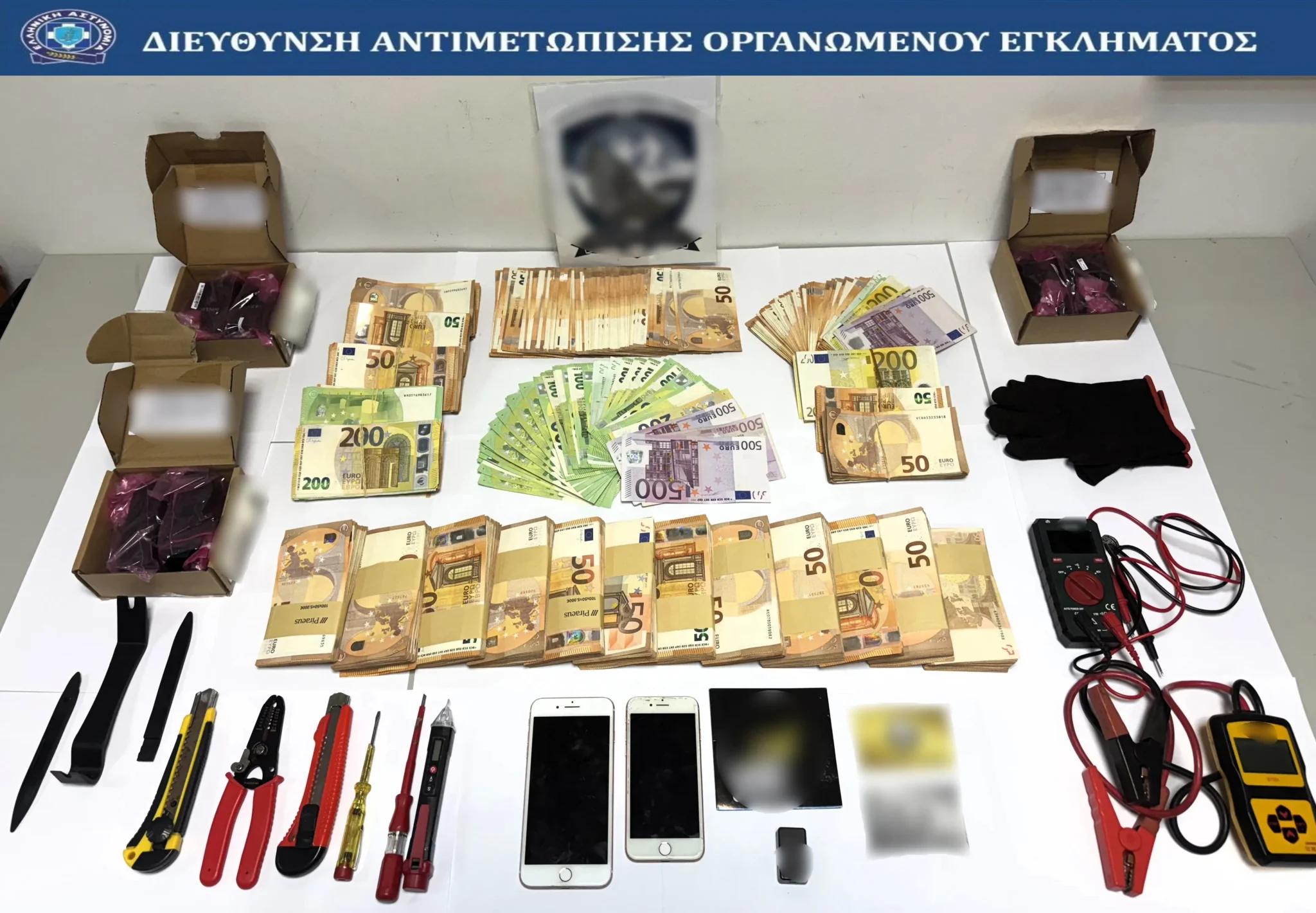Χρηματικά ποσά και δεκάδες ευρήματα εντόπισαν οι άνδρες της Αστυνομίας