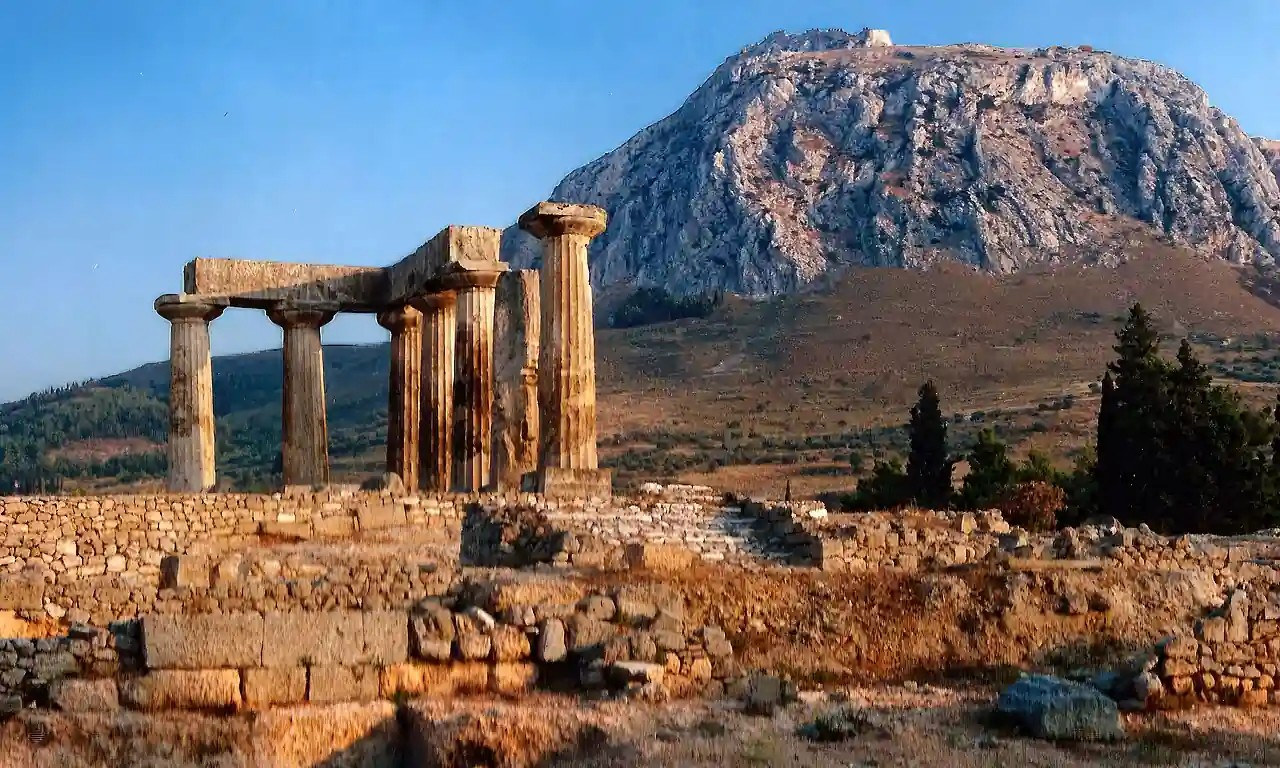 Άποψη του Ακροκορίνθου από τον ναό του Απόλλωνα. Πίστωση φωτογραφίας: Ángel M. Felicísimo / Wikimedia Commons
