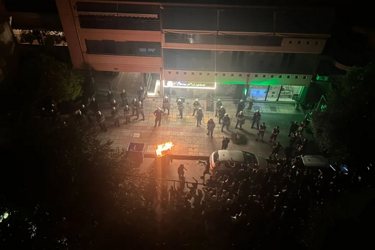 ΑΕΛ: Σοβαρά επεισόδια έξω από το σπίτι των ιδιοκτητών των «βυσσινί» στη Λάρισα μετά το συλλαλητήριο – Η δήλωση Νταβέλη και η ανακοίνωση της ΠΑΕ