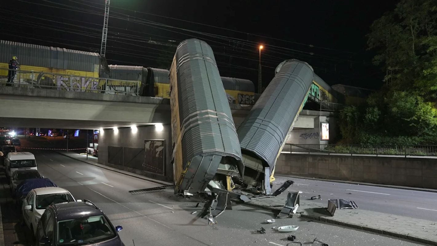 Μόναχο: Βαγόνια εμπορικού τρένου εκτροχιάστηκαν και έπεσαν από γέφυρα – Ένας άνθρωπος σε κρίσιμη κατάσταση