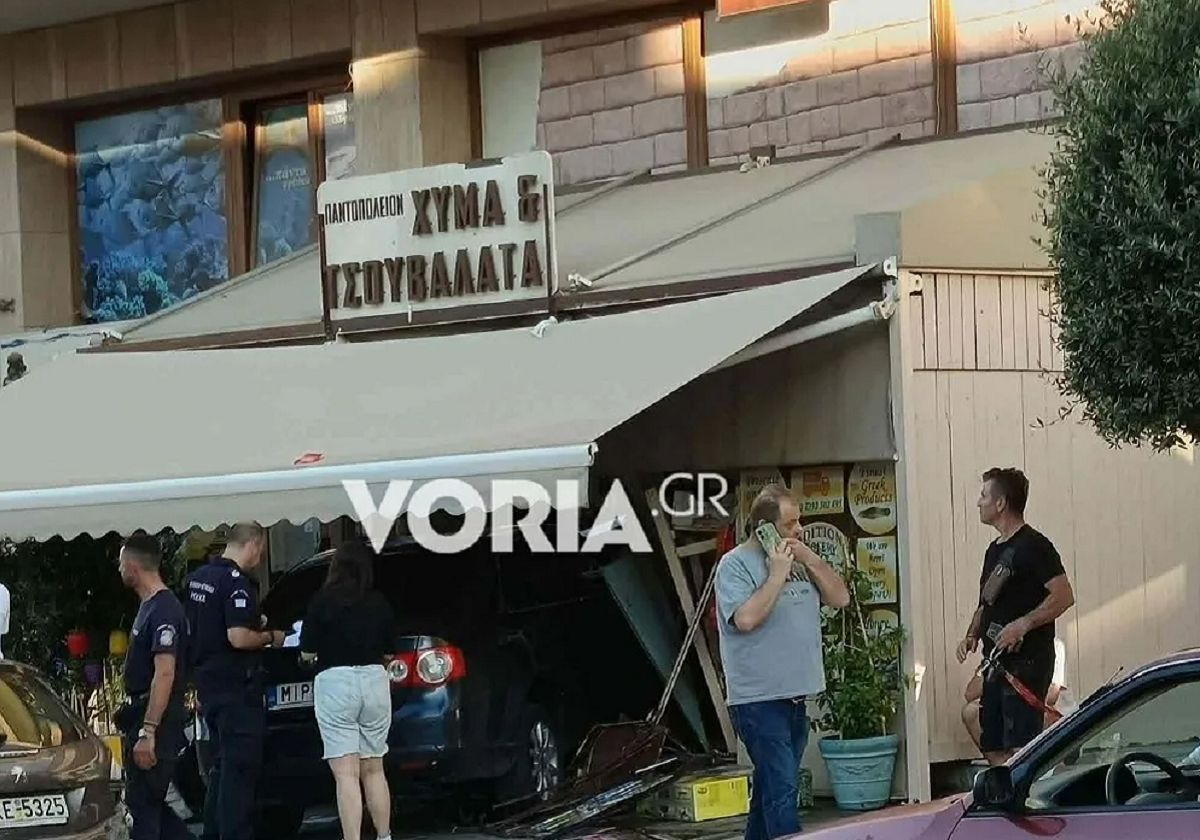Θεσσαλονίκη: Αυτοκίνητο «καρφώθηκε» σε παντοπωλείο στους Νέους Επιβάτες – Βίντεο