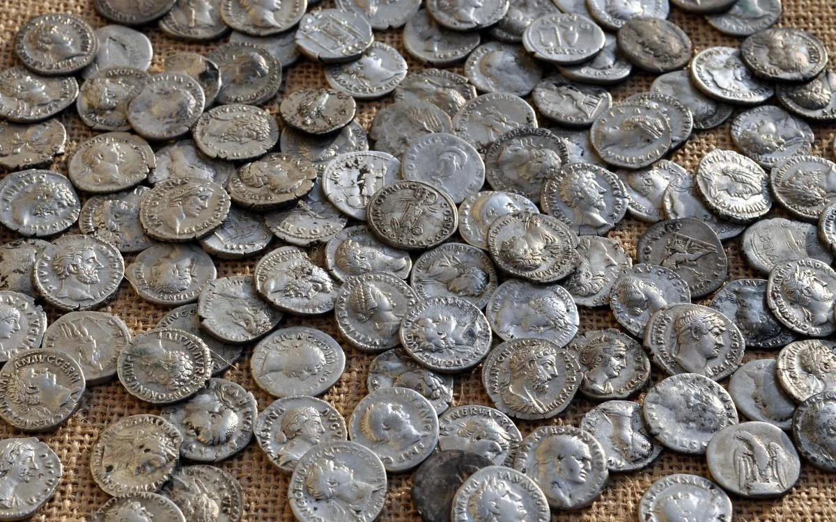 Θησαυρός ρωμαϊκών νομισμάτων από το Όσβεστρι (Oswestry) της Αγγλίας, από τη συλλογή του Birmingham Museums Trust. Πηγή φωτογραφίας: The Portable Antiquities Scheme (PAS), CC BY-SA 4.0