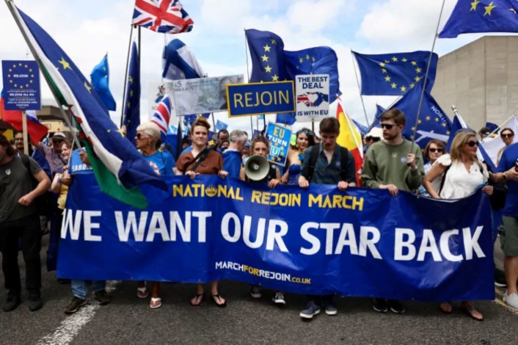 10 Χρόνια Brexit: Το βαθύ κοινωνικό κόστος, η πολιτική αστάθεια και η κανονικοποίηση του ακραίου λόγου στη Βρετανία