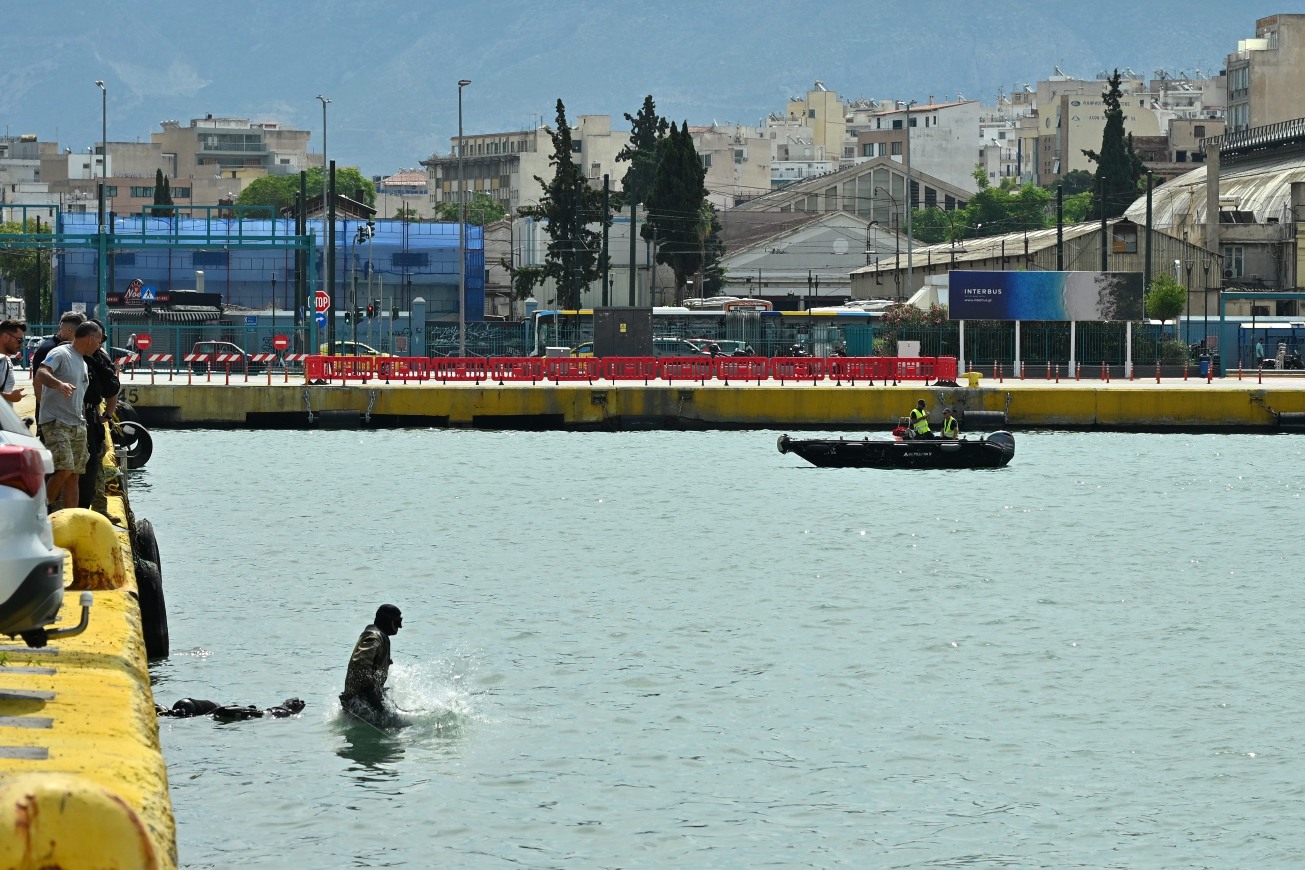 Τραγωδία στο λιμάνι του Πειραιά: Νεκρός ο οδηγός του ταξί που έπεσε στη θάλασσα