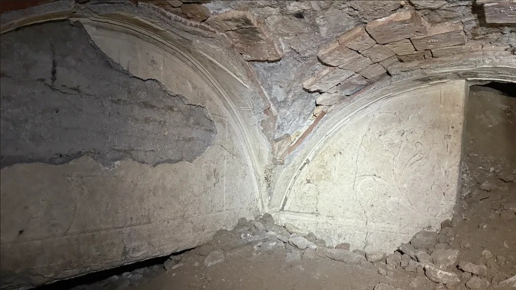 Διατηρημένο διακοσμητικό γυψοκονίαμα (stucco) στις καμάρες μιας αρχαίας ρωμαϊκής κατοικίας.  Πηγή εικόνας: Cantieri Narranti / Ειδική Εφορεία της Ρώμης