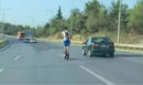 Πάτρα: Ασυνείδητος οδηγός καβάλησε το πατίνι του και βγήκε στην Εθνική Οδό