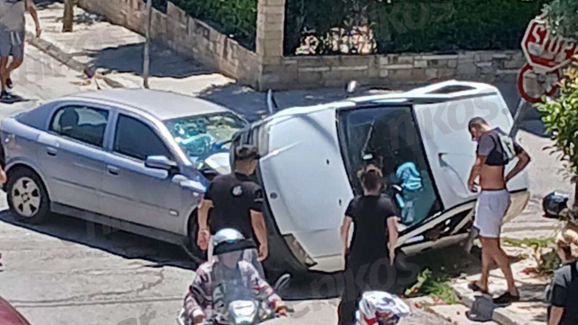 Τροχαίο στο Περιστέρι: Αυτοκίνητο «σκαρφάλωσε» στο καπό άλλου οχήματος – ΦΩΤΟ αναγνώστη