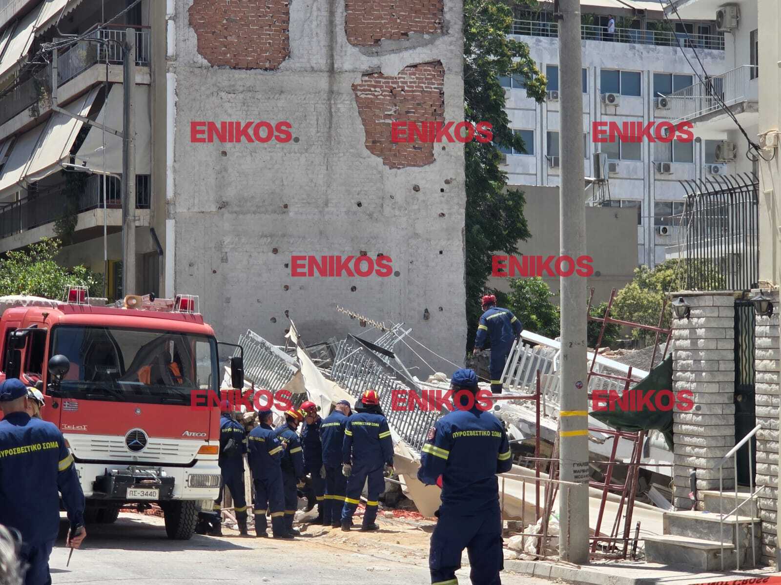 Πετράλωνα: Πέντε προσαγωγές μετά την κατάρρευση της πολυκατοικίας – Εικόνες και βίντεο από το σημείο