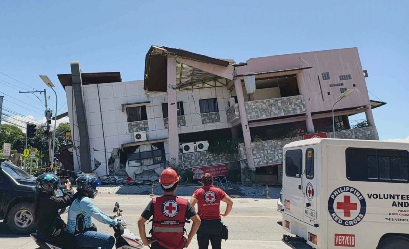 Φιλιππίνες: 37 νεκροί και 487 τραυματίες – Αυξάνεται ο φόβος για περισσότερα θύματα μετά τον σεισμό των 7,8 Ρίχτερ