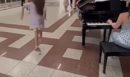 Όμορφες εικόνες στο Μετρό του Συντάγματος - Μικρό κορίτσι χόρευε ενώ μία γυναίκα έπαιζε πιάνο - ΒΙΝΤΕΟ