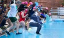 Βούτηξε με το κοστούμι σε πισίνα της Νέας Υόρκης ο Μαμντάνι «σπάζοντας» τα πρωτόκολλα του dress code