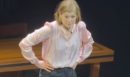Βίντεο: Έξαλλη η Ρόζαμουντ Πάικ στο West End με θεατή που έστελνε μηνύματα - «Αυτό χαλάει την παράσταση»