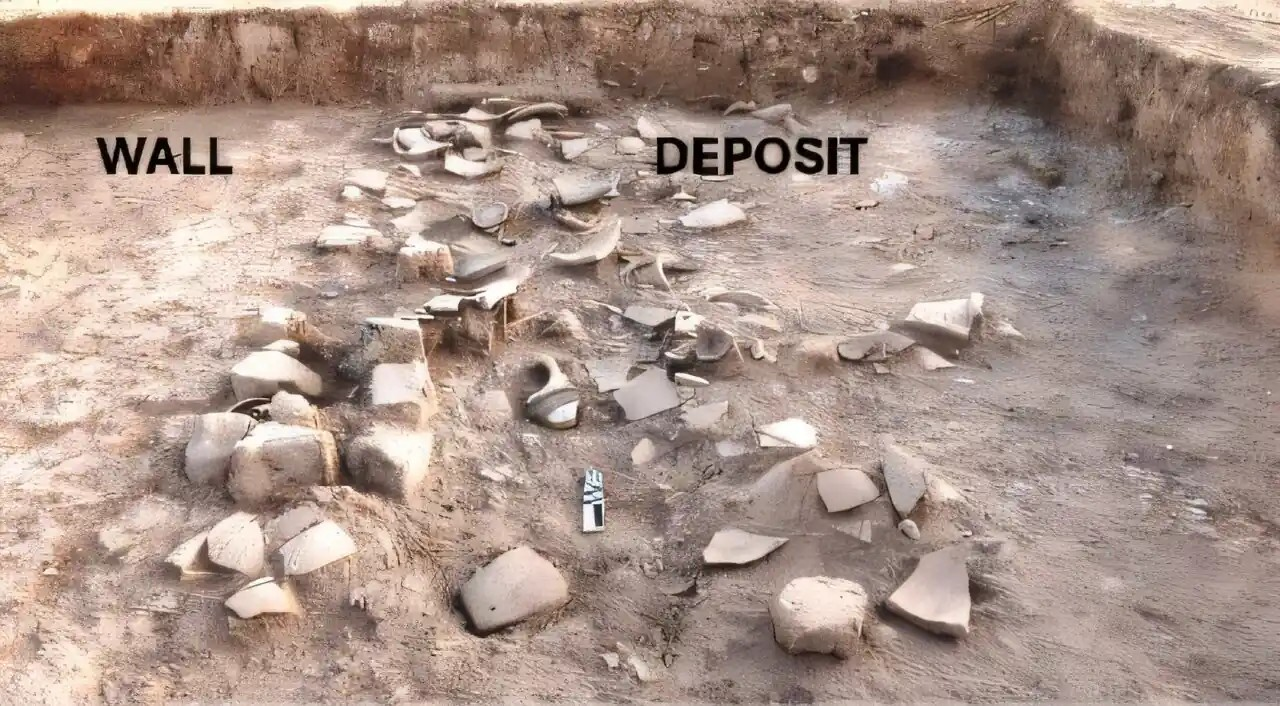 Σπασμένα αγγεία και άλλα υπολείμματα από ένα στρώμα καταστροφής διατηρήθηκαν ανατολικά ενός μνημειώδους πλίνθινου τοίχου στο Παλάτι της Κάτω Πόλης (Lower Town East Palace) στο Κουρντ Καμπουρστάν (Kurd Qaburstan). Πηγή: Edward Dandrow/Kurd Qaburstan Project 