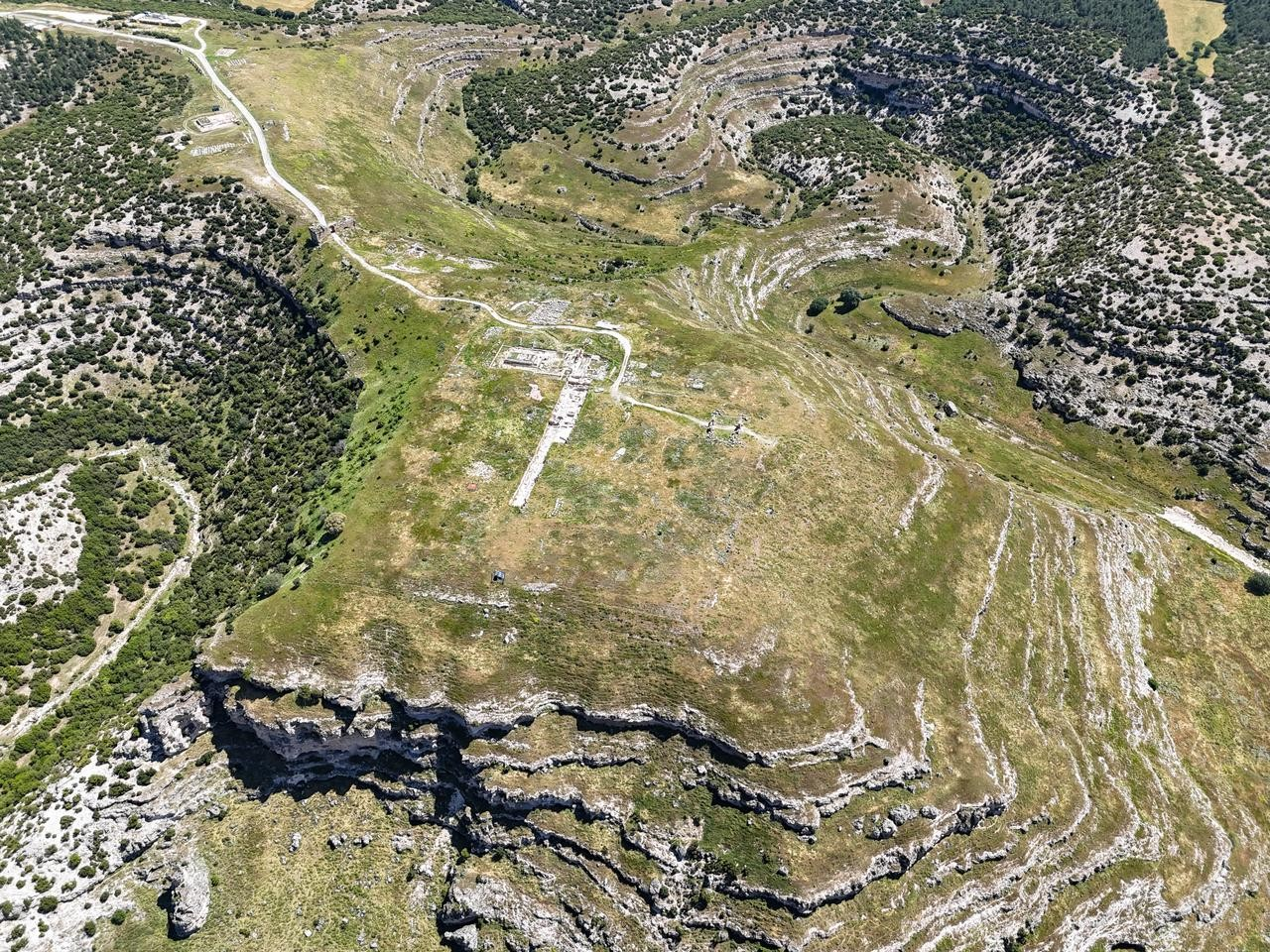 Εναέρια άποψη των συνεχιζόμενων αρχαιολογικών ανασκαφών στον Βόρειο Ναό της αρχαίας πόλης της Βλαύνδου στο Ουσάκ της Τουρκίας, 16 Ιουνίου 2026. (Φωτογραφία: AA)