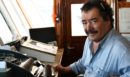 Γιάννης Σκοπελίτης: Με βιολιά, τραγούδια και κόρνες πλοίων το «τελευταίο αντίο» στον θρυλικό καπετάνιο των Κυκλάδων –Δείτε βίντεο